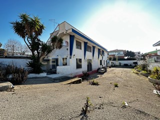 Immobile commerciale in Vendita a Anzio, zona Villa Claudia, 219'000€, 300 m²