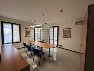 Ufficio in Vendita a Breganze, 750€, 86 m², arredato