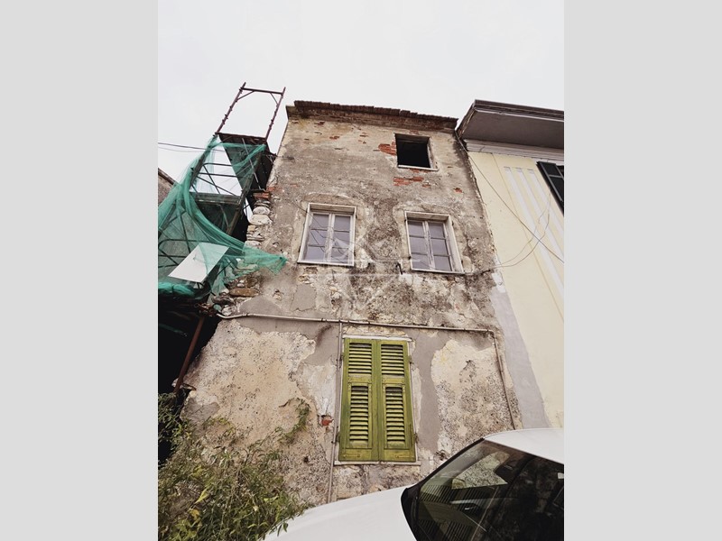 Casa Indipendente in Vendita a Carrara, 65'000€, 90 m²