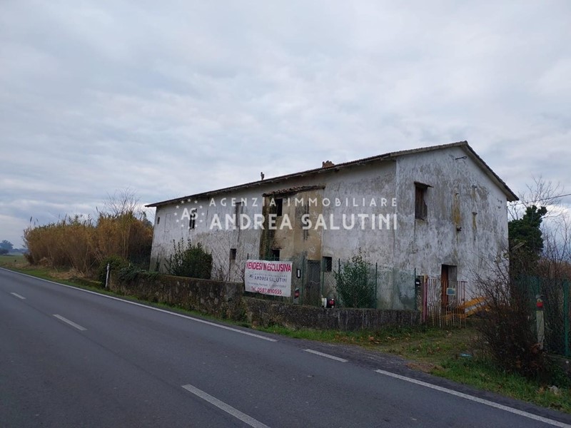 Casa Semi Indipendente in Vendita a Cascina, zona Santo Stefano a Macerata, 126'000€, 270 m²