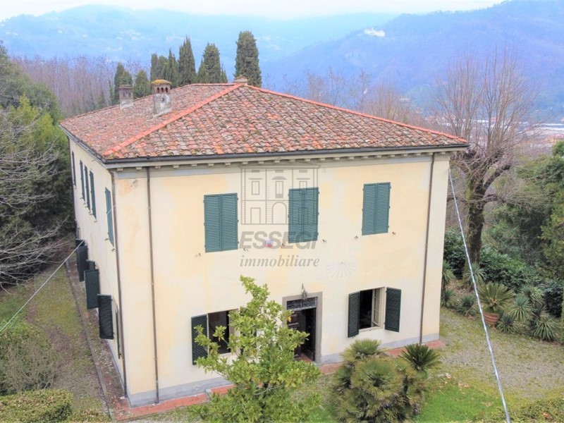 Villa in Vendita a Lucca, zona Nord, 900'000€, 380 m²