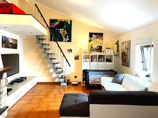 Quadrilocale in Vendita a Porlezza, 270'000€, 155 m²