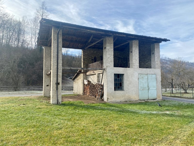 Casa Indipendente in Vendita a Igliano, 80'000€, 405 m²