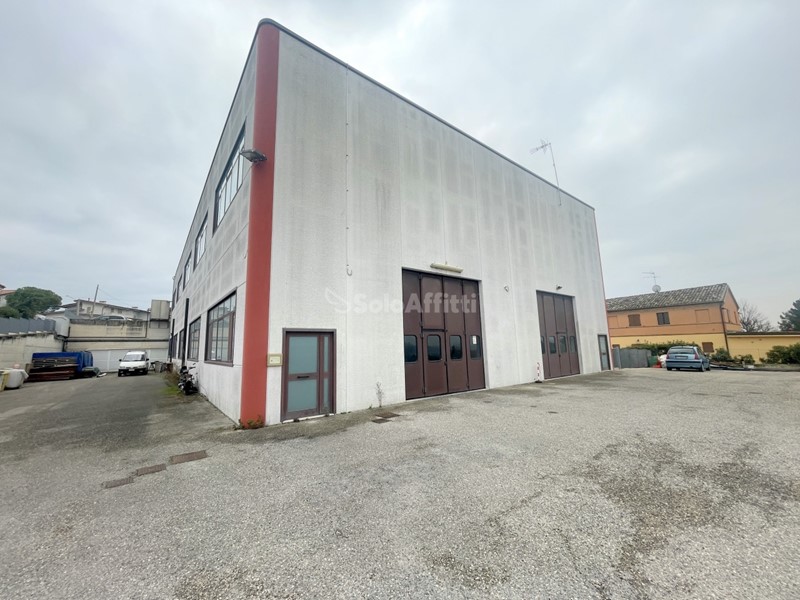 Laboratorio in Affitto a Osimo, zona Osimo Semicentrale, 1'000€, 352 m²