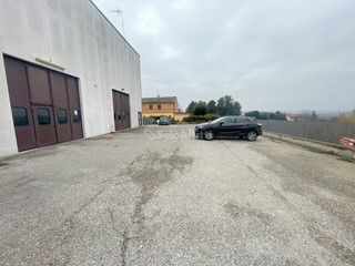 Laboratorio in Affitto a Osimo, zona Osimo Semicentrale, 1'000€, 352 m²