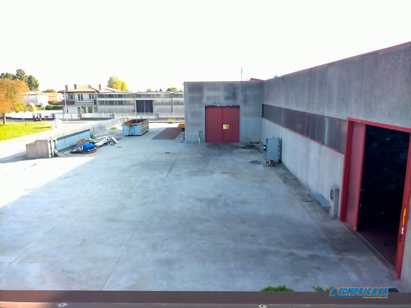 Capannone in Vendita a Ponso, 430'000€, 2000 m²