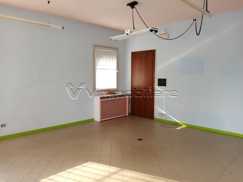 Immobile commerciale in Affitto a Noventa Vicentina, 800€, 90 m²