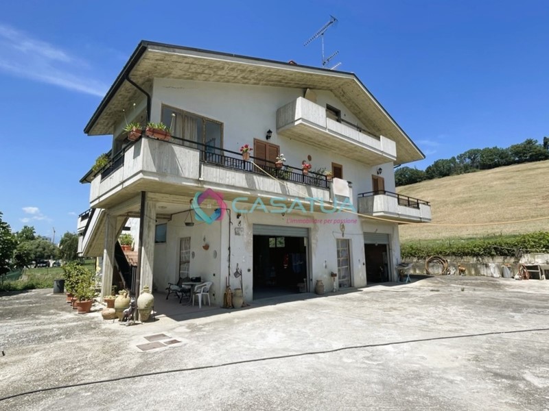 Casa Indipendente in Vendita a Castellalto, zona Castelnuovo Vomano, 500'000€, 475 m², con Box