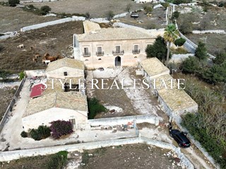 Rustico in Vendita a Ragusa, zona Contrada Scifazzo, 1'150'000&euro;, 1500 m²
