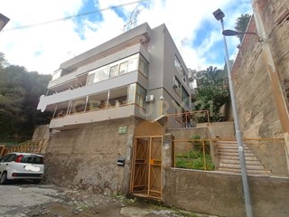 Quadrilocale in Vendita a Messina, zona Provinciale, 80'000€, 67 m², con Box
