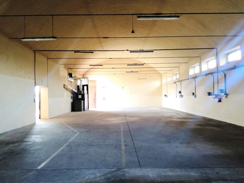 Capannone in Vendita a Pezzana, 100'000€, 600 m², con Box