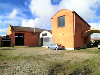 Capannone in Vendita a Pezzana, 100'000€, 600 m², con Box