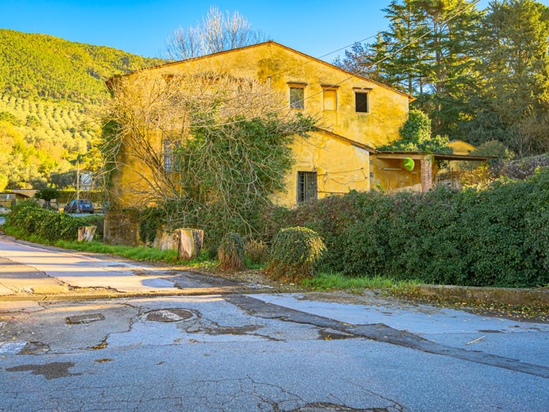 Casa di corte in Vendita a San Giuliano Terme, zona Asciano, 265'000€, 650 m², con Box