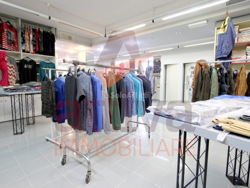 Capannone in Affitto a Osimo, 1'000€, 123 m²