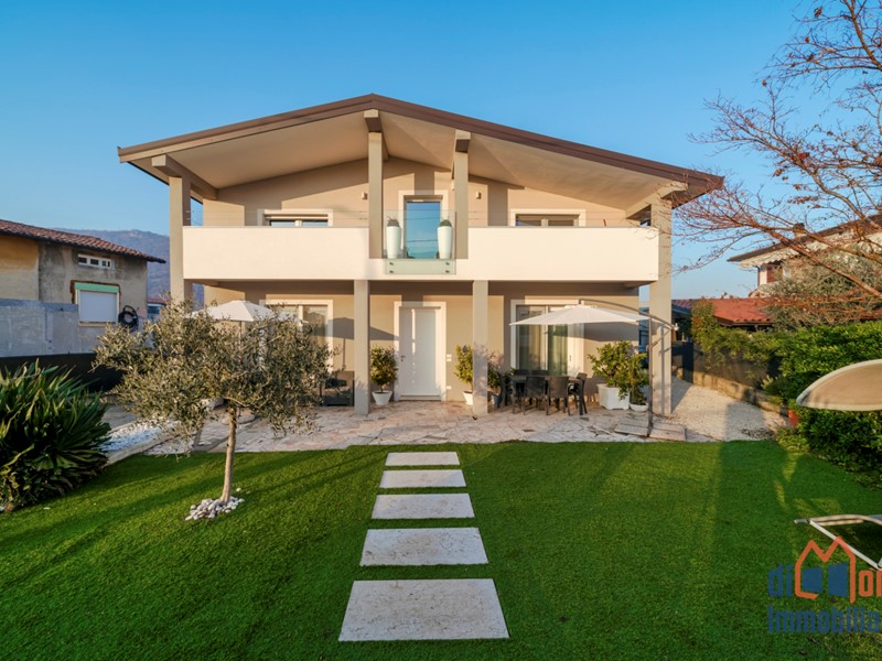 Casa Indipendente in Vendita a Prevalle, 410'000€, 273 m²