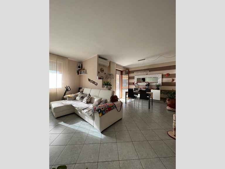 Appartamento in Vendita a Aulla, 135'000€, 123 m², con Box