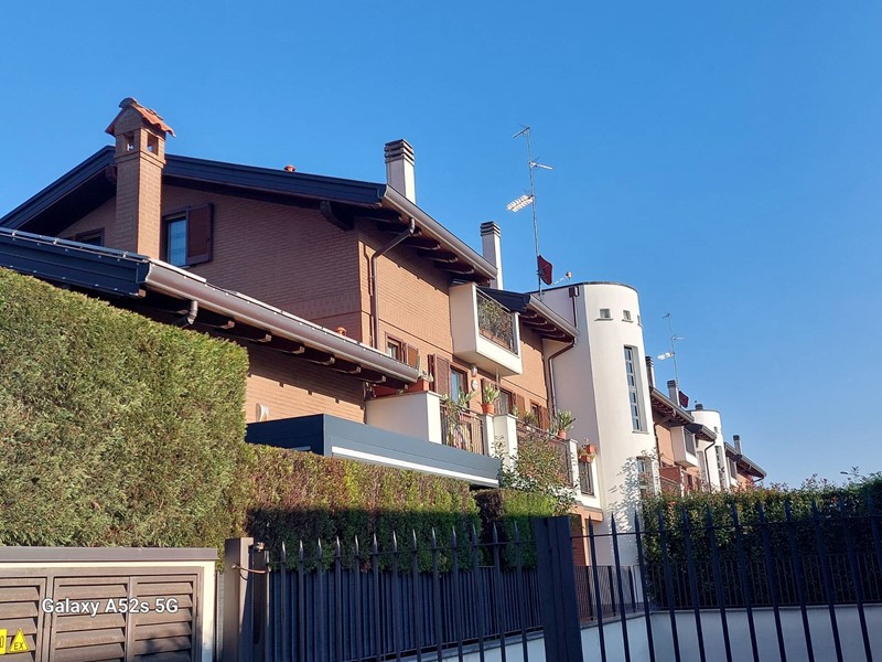 Appartamento in Vendita a Legnano, zona Piscina, 380'000€, 240 m²