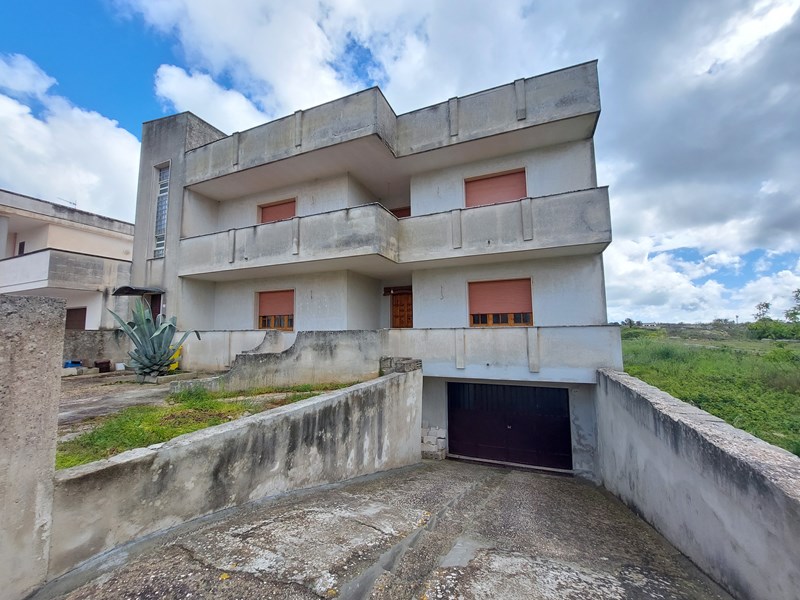 Appartamento in Vendita a Melpignano, 90'000€, 130 m²