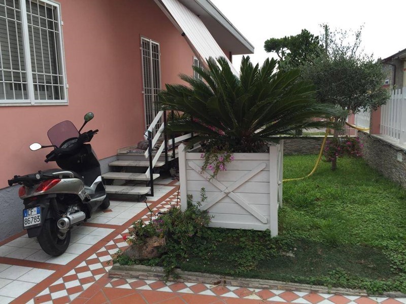 Casa Indipendente in Vendita a Carrara, 310'000€, 210 m², arredato, con Box