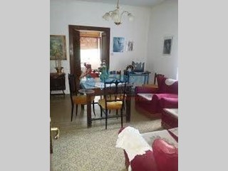 Trilocale in Vendita a Carrara, 90'000€, 75 m², arredato, con Box