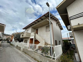 Casa Indipendente in Vendita a Tortoreto, 240'000€, 280 m²