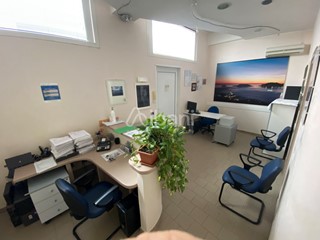 Ufficio in Vendita a Sarzana, 230'000€, 180 m², arredato