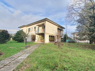 Villa in Vendita a Lucca, zona San Concordio Contrada, 520'000€, 340 m², con Box