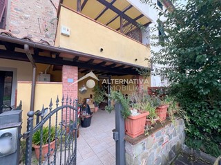Casa Indipendente in Vendita a Capannori, zona Lunata, 285'000€, 190 m², arredato