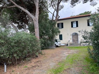 Casale in Vendita a Cecina, zona San Pietro In Palazzi, 550'000€, 300 m²
