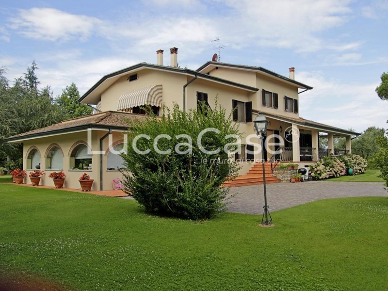 Villa in Vendita a Lucca, zona Picciorana, 770'000€, 520 m², con Box