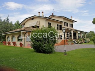 Villa in Vendita a Lucca, zona Picciorana, 770'000€, 520 m², con Box