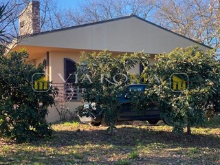 Villa in Vendita a Lucca, zona Aquilea, 520'000€, 130 m², arredato