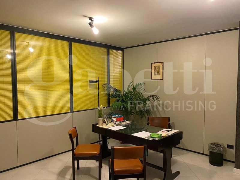 Ufficio in Vendita a Battipaglia, 150'000€, 100 m²