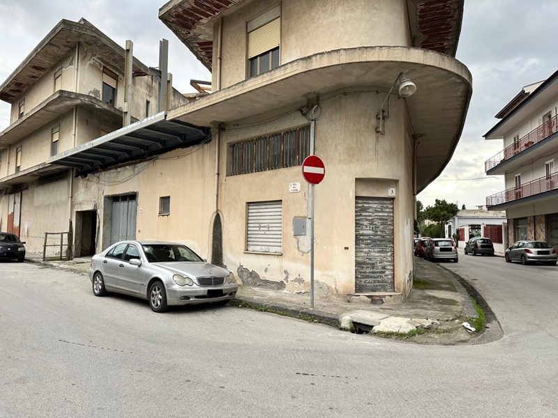 Negozio in Affitto a Barcellona Pozzo di Gotto, 1'300€, 280 m²