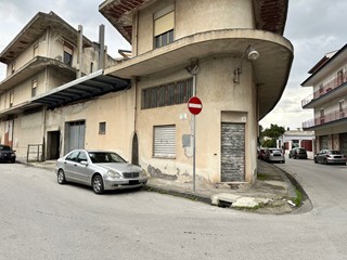 Negozio in Affitto a Barcellona Pozzo di Gotto, 1'300€, 280 m²