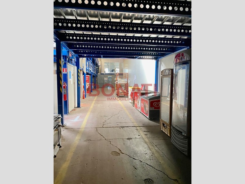 Capannone in Vendita a Sarzana, 850'000€, 680 m²