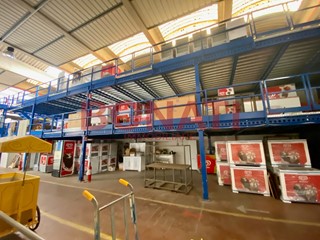 Capannone in Vendita a Sarzana, 850'000€, 680 m²