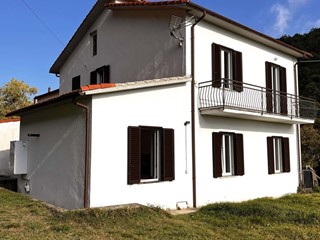 Casa Indipendente in Vendita a Licciana Nardi, 168'000€, 380 m²