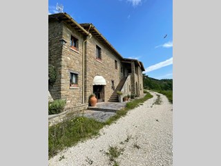 Casale in Vendita a Assisi, zona Località San Fortunato, 1'300'000€, 230 m², arredato