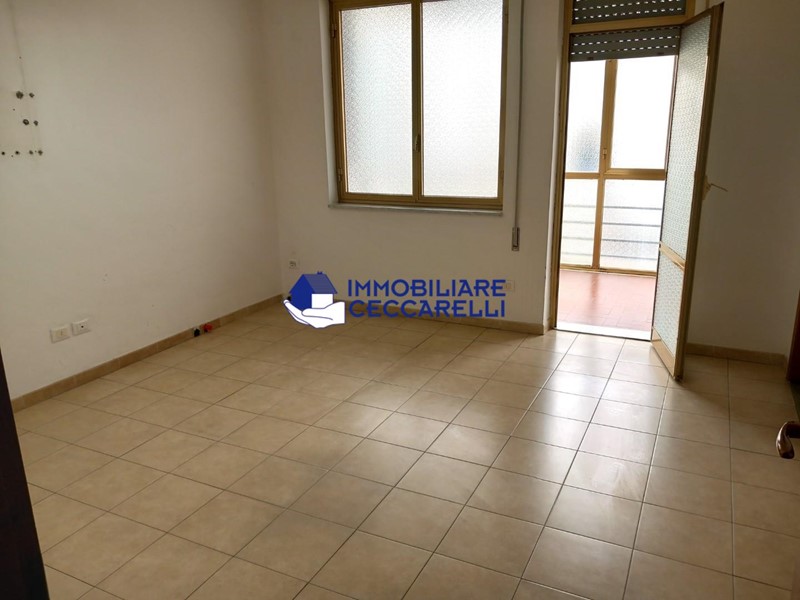 Ufficio in Affitto a Massa, 650€, 110 m²