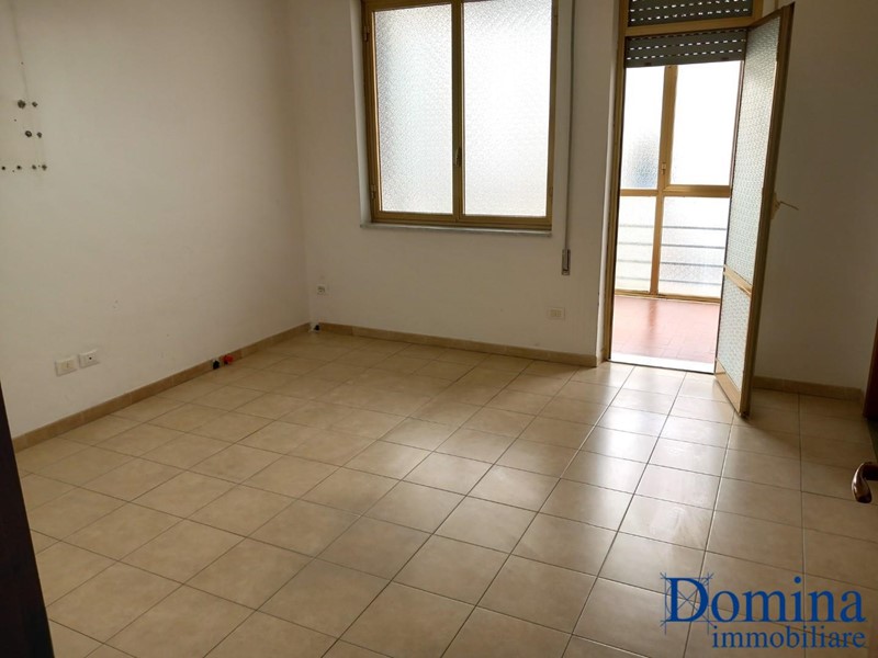 Ufficio in Affitto a Massa, 650€, 110 m²