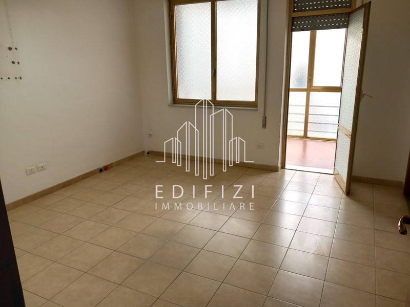 Ufficio in Affitto a Massa, 650€, 110 m²