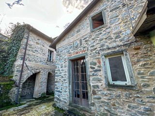 Casa Semi Indipendente in Vendita a Pontremoli, zona Casa Corvi, 99'000€, 190 m², arredato