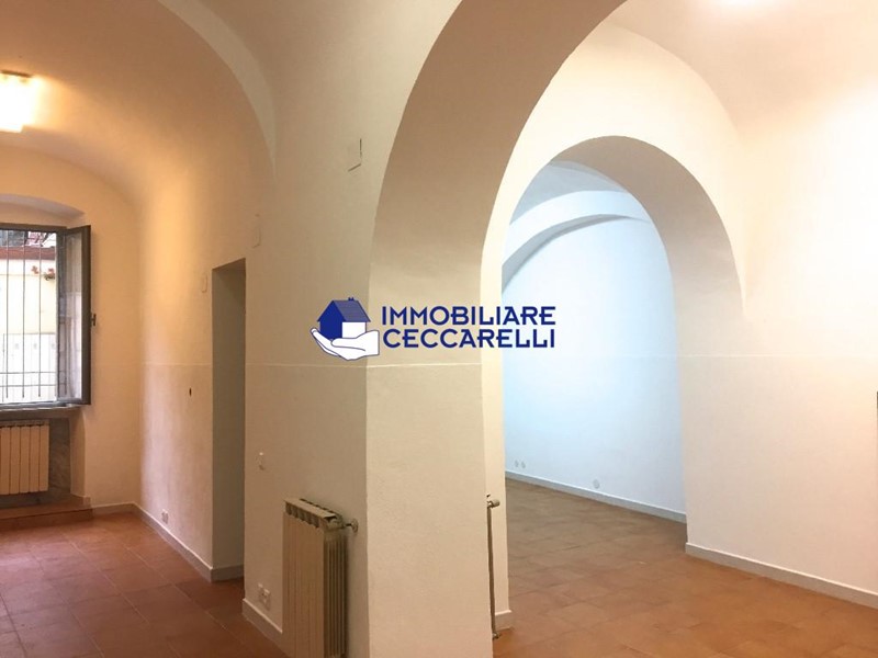 Ufficio in Affitto a Massa, 700€, 120 m²