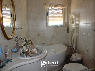 Trilocale in Vendita a Canosa di Puglia, 75'000€, 100 m²