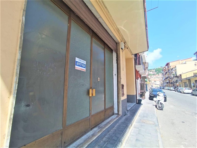 Immobile commerciale in Affitto a Lamezia Terme, 900€, 230 m²