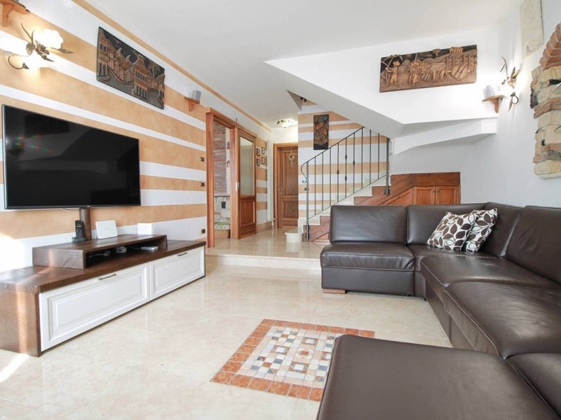 Casa Semi Indipendente in Vendita a Chiampo, 420'000€, 420 m², con Box