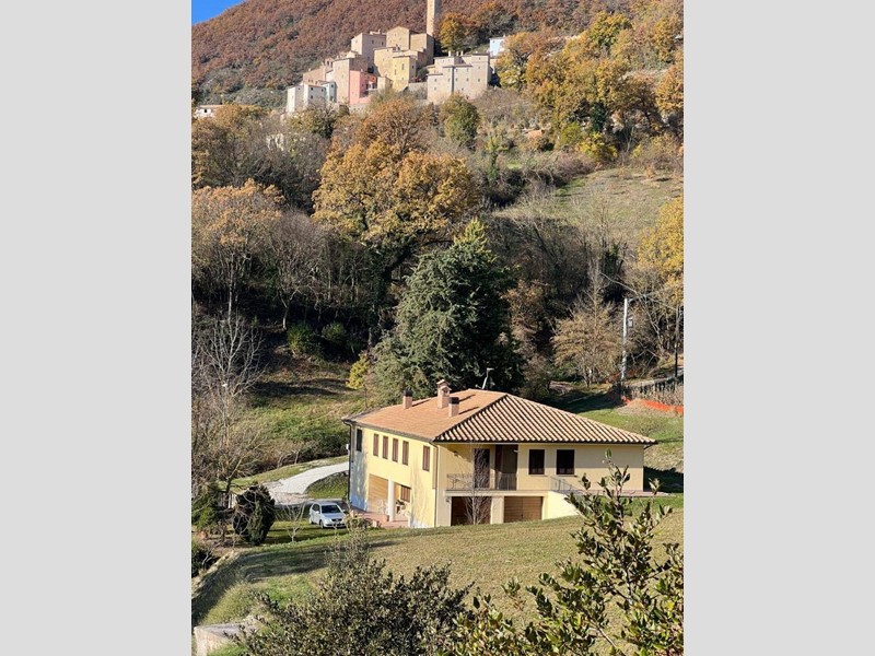 Rustico in Vendita a Sellano, zona Postignano, 335'000€, 500 m²