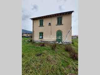 Casa Indipendente in Vendita a Buti, zona Cascine, 79'000€, 500 m²