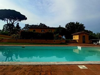 Casale in Vendita a Pistoia, 595'000€, 350 m²